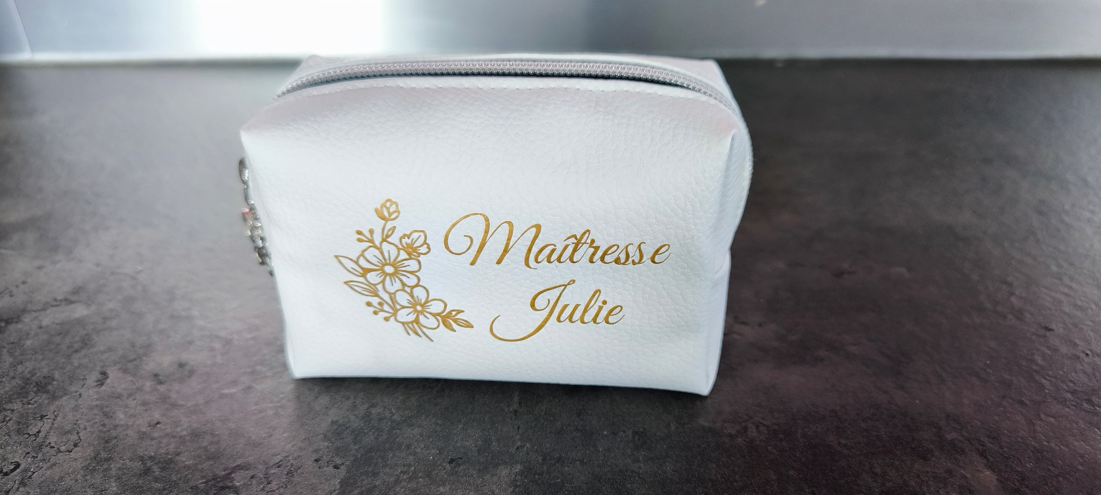 Mini trousse personnalisée broderie dorée prénom Maîtresse Julie