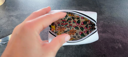 Intérieur de la mini trousse en tissu fleuri coloré